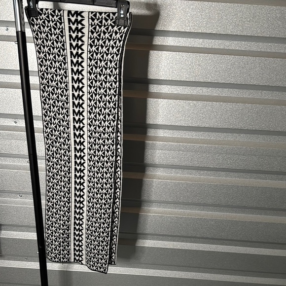NWT!!! Michael Kors Monogram Black and White Scarf, OS - Picture 1 of 4